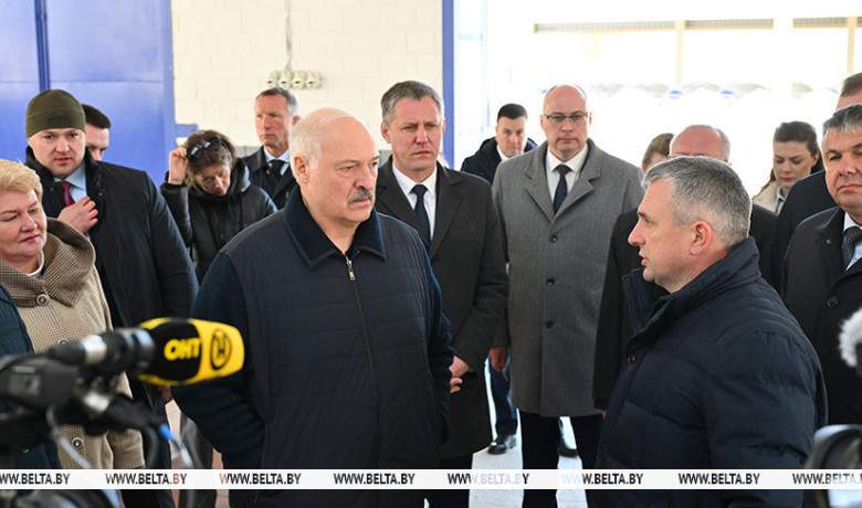 Фото: Сельское хозяйство и "кондитерка". Александр Лукашенко приехал в Наровлянский район