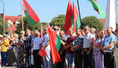 Фото: Праздничное шествие, театрализованный митинг, парад техники – свислочане отмечают День Независимости