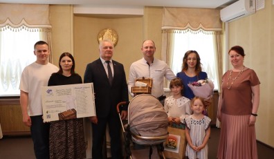 Фото: В Свислочи семье Дудак вручили «Бацькаву кашулю»