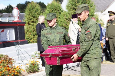 Фото: На Свислоччине перезахоронили останки 5 погибших солдат (+видео)
