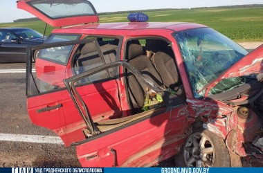 Фото: Под Берестовицей в лобовую столкнулись два Volkswagen: есть пострадавшие