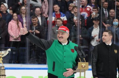 Фото: "Мужская игра. Настоящий хоккей". Александр Лукашенко вручил Кубок Президента победителю хоккейной экстралиги