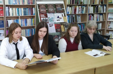 Фото: В Свислочской районной библиотеке прошел урок памяти «Хатынская трагедия: боль, скорбь и память»