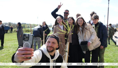 Фото: Белорусские блогеры высадили аллею деревьев в Лиде на слете "БлогБай. Маёвка"