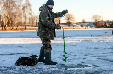 Фото: Всего одна вещь способна серьезно повысить шансы выжить у провалившихся под лед. Рассказываем, что это