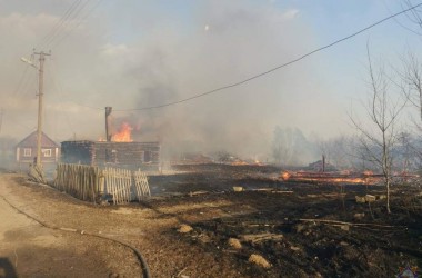 Фото: Пожар в деревне Руда Липчанская Мостовского района. Сгорело 5 домов и 17 хозпостроек