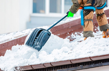 Фото: Зимняя безопасность. Уборка снега с крыш предупредит ЧП