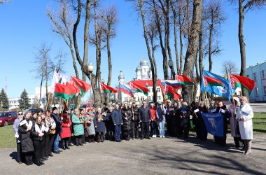 Фото: В Свислочи прошел флешмоб, приуроченный ко Дню единения народов Беларуси и России
