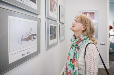 Фото: В преддверии Дня единения народов Беларуси и России в Культурном центре «Фестивальный» открылась фотовыставка «Две сестры»