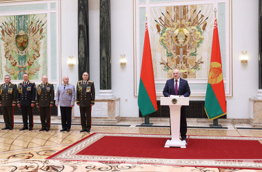 Фото: Александр Лукашенко вручил госнаграды и генеральские погоны представителям высшего офицерского состава