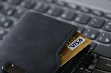 Фото: Visa и Mastercard временно перестают работать в России