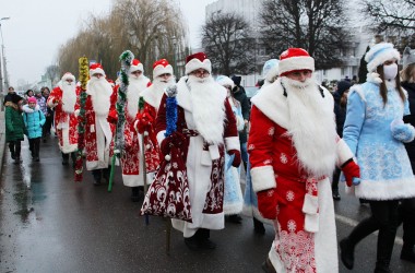 Фото: В Свислочи состоялось шествие Дедов Морозов и Снегурочек (+видео)