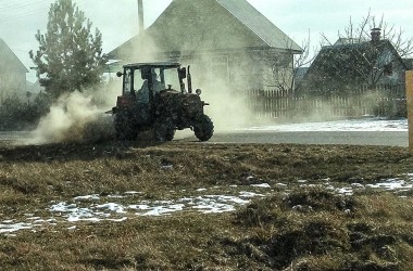 Фото: Новый метод уборки улиц:<br />
<br />
быстрее, дальше, выше –<br />
<br />
на дома, на крыши!