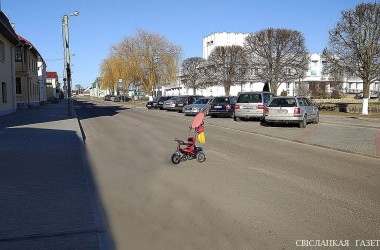 Фото: "Не подумайте, что я забыт хозяевами.<br />
<br />
Просто ветром нас порой сдувает".<br />
<br />
Пусть случай на дороге и редкий,<br />
<br />
Но о безопасности свидетельствует метко!