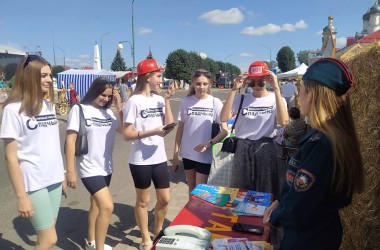 Фото: Свислочские спасатели приняли участие в каравай-фесте «Бацькава булка»
