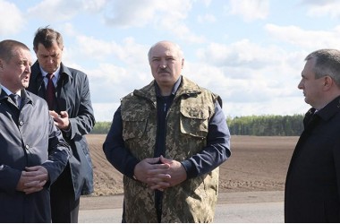 Фото: Александр Лукашенко сразу по прилете в Ветку поднял вопрос укомплектованности молочно-товарных комплексов