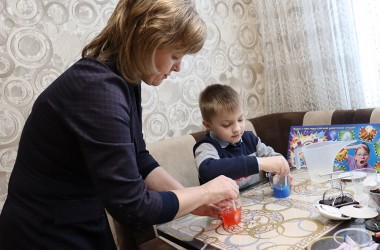 Фото: Татьяна Левончук с сыном Климом из аг. Хоневичи делают опыты в домашних условиях