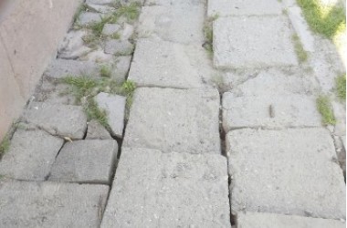 Фото: Пункт 18.1. Правил дорожного движения гласит, что пешеходу запрещается двигаться по краю проезжей части дороги при наличии тротуара, пешеходной или велосипедной дорожки, обочины, по которым возможно движение пешеходов.<br />
<br />
Знают ли об этом работники Свислочского РУП ЖКХ, обслуживающие тротуары по улице Северной в Свислочи?<br />
<br />
* Участок тротуара между домами № 4 и № 8.