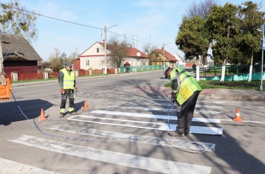 Фото: В Свислочи обновляют дорожную разметку