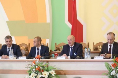Фото: Председатель облисполкома Владимир Кравцов провел пресс-конференцию в Мостах