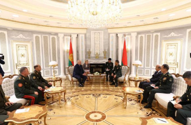 Фото: Александр Лукашенко на встрече с министром обороны КНР: видение мироустройства КНР и Беларуси полностью совпадает