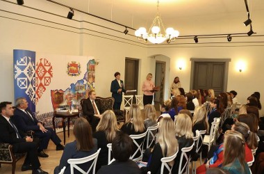 Фото: Открытый диалог «С молодежью на равных» с участием руководства области и района прошел в рамках женского автопробега по местам воинской славы