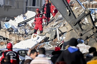 Фото: Вице-президент Турции Фуат Октай: число погибших при землетрясении в Турции увеличилось до 5894