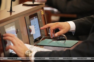 Фото: Депутаты приняли в первом чтении изменения в законы по вопросам оплаты труда бюджетников