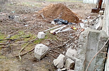 Фото:  Участок за бывшим зданием Дома быта. Спрашивается, чьих рук дело? Найдутся ли виновные лица, которые понесут административное наказание за загрязнение данной территории? 