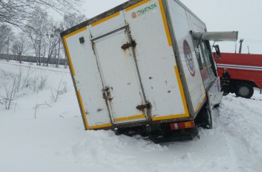 Фото: Последствия снегопада: буксировка автолавки в Свислочском районе