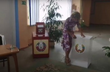 Фото: Опечатывание ящика и урны для проведения основного голосования на Цагельникском участке № 3 (видео)