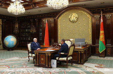 Фото: Ситуация на полях и кадровый вопрос. Лукашенко принял с докладом вице-премьера Зайца