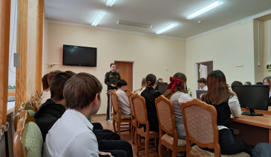 Фото: Профессия – Родину защищать. В гимназии прошла встреча с представителем воинской части