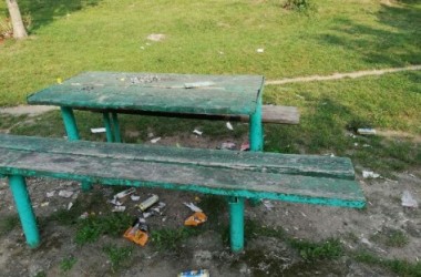 Фото: У этих людей просто нет потребности думать о других. Нет социального стыда и желания заботиться о нашем городе. Есть только сам человек и его личные потребности.<br />
<br />
Вопрос: кому мусор убирать?