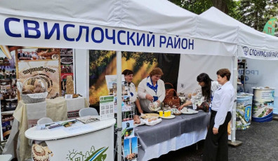 Фото: Знаменитая плетенка, рогатый торт, черно-глянцевая керамика и ароматы Беловежья. Чем удивляют свислочане гостей фестиваля национальных культур?
