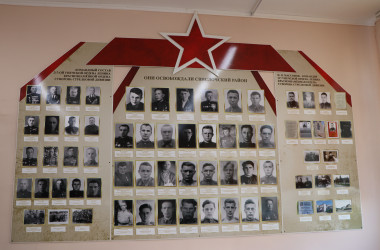 Фото: Наследники героев. Продолжаем наш маршрут памяти, изучая экспозиции музейной комнаты СШ №2 имени Н.П. Массонова