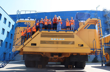 Фото: Работники УП «ВМК-АГРО» и члены их семей посетили Белорусский автомобильный завод БелАЗ