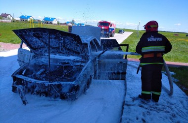 Фото: Спасатели-пожарные потушили горящее авто в Свислочи