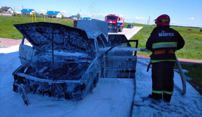 Фото: Спасатели-пожарные потушили горящее авто в Свислочи