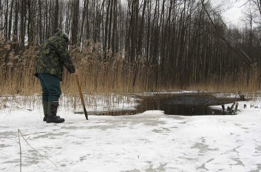 Фото: Опасный лед! На озере Ант Гродненского района едва не утонули два рыболова-любителя