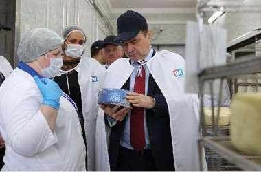 Фото: Контроль за ценами, рост доходов населения и устойчивая работа предприятий: Роман Головченко о приоритетах правительства