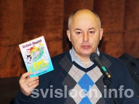Фото: Его нужные книги.  И мальчик Максим