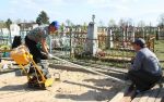 Фото: В Доброволе лидеры БРСМ реставрируют памятник М. Урбановичу