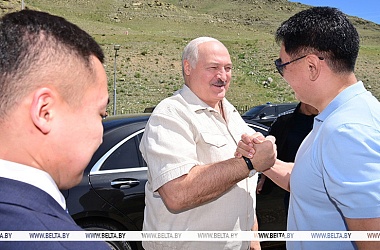 Фото: Лукашенко подарил Ухнаагийн Хурэлсуху тракторы "Беларус", а сам получил в подарок монгольских скакунов