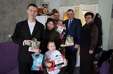 Фото: С подарками и добрыми пожеланиями