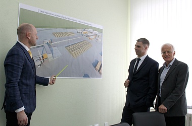 Фото: Представители австрийской компании ООО «ЭйчЭс Белакон», ведущей строительство деревообрабатывающего завода, побывали в Свислочи