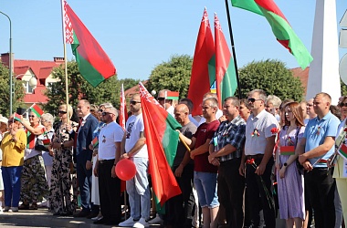 Фото: Праздничное шествие, театрализованный митинг, парад техники – свислочане отмечают День Независимости