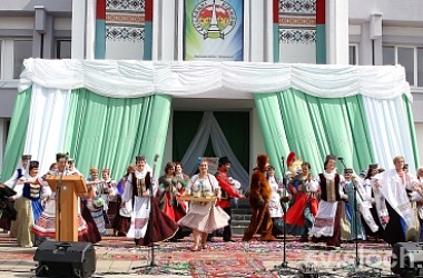 Фото: Кірмаш гасцей сабраў багата.  Вясёлым, яркім было свята!