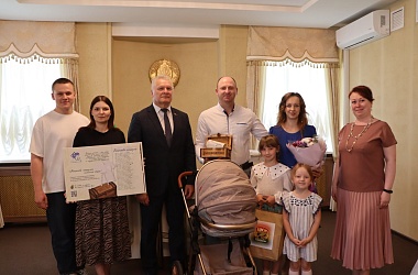 Фото: В Свислочи семье Дудак вручили «Бацькаву кашулю»