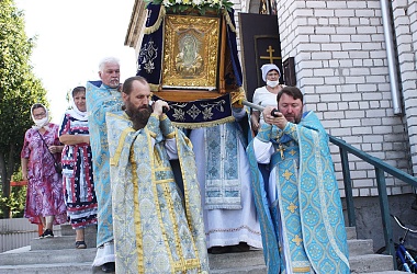 Фото: В течение двух дней все желающие могли приложиться к иконе Божией Матери «Умиление» (+видео)